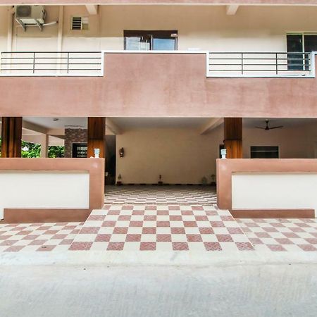 Itsy Hotels Riyas Grand تيروباتي المظهر الخارجي الصورة