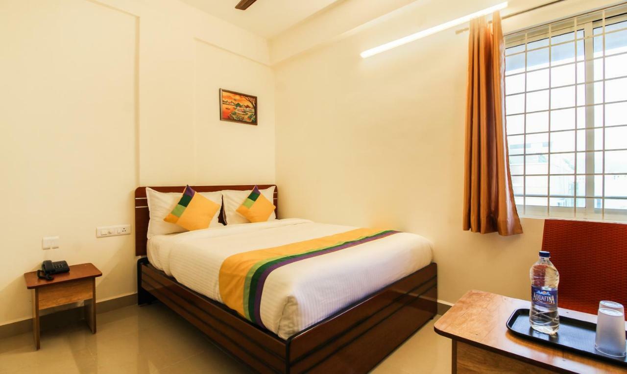 Itsy Hotels Riyas Grand تيروباتي المظهر الخارجي الصورة