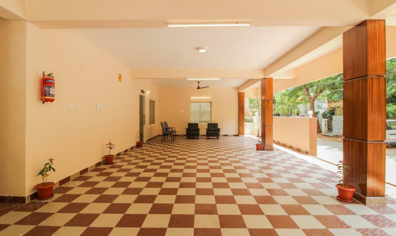 Itsy Hotels Riyas Grand تيروباتي المظهر الخارجي الصورة
