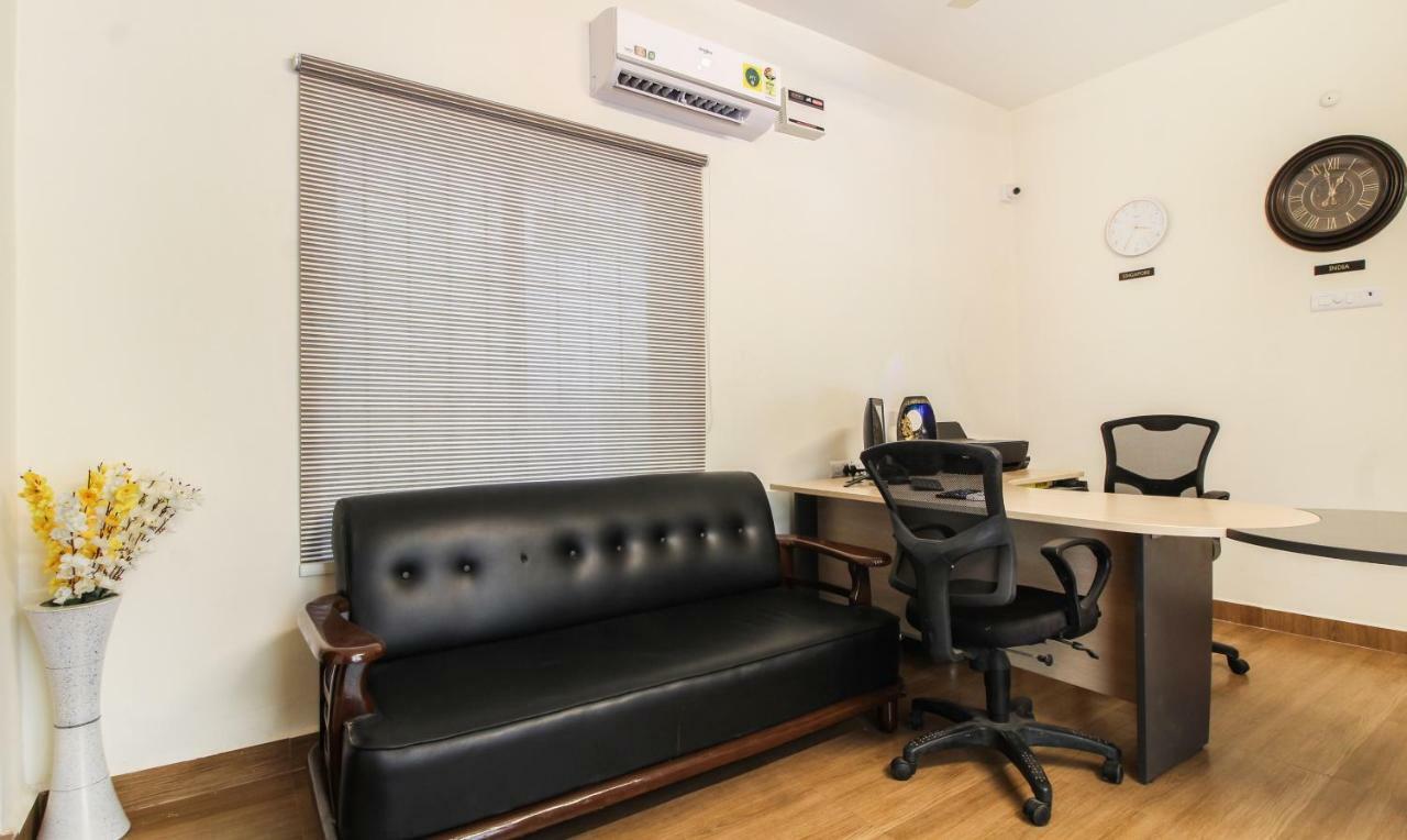 Itsy Hotels Riyas Grand تيروباتي المظهر الخارجي الصورة