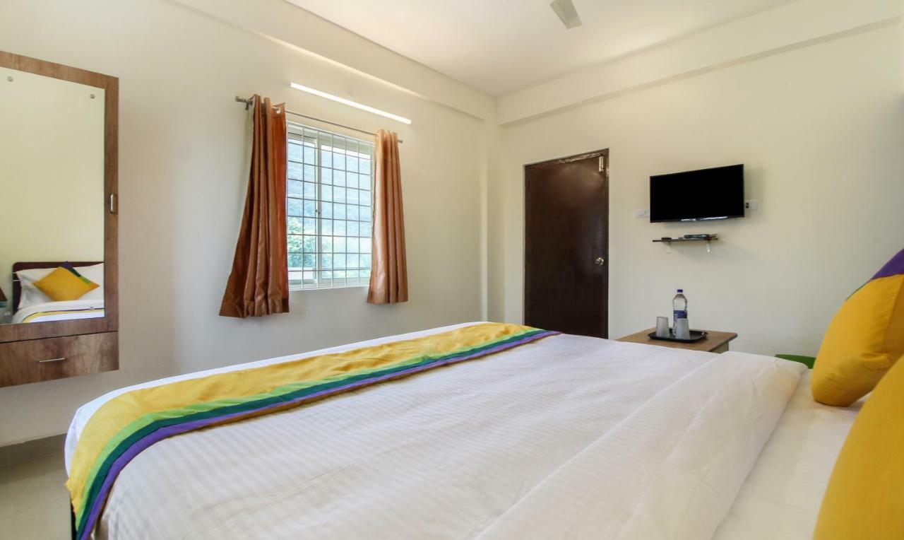 Itsy Hotels Riyas Grand تيروباتي المظهر الخارجي الصورة