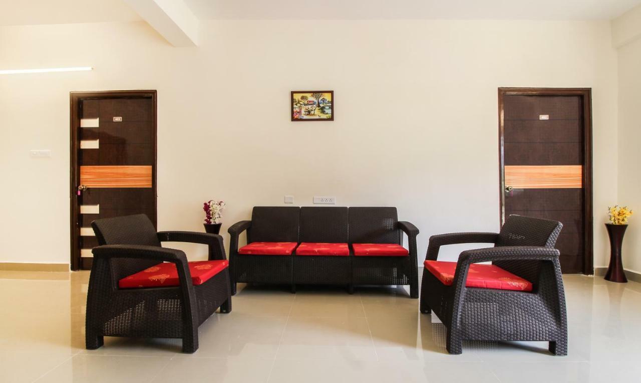 Itsy Hotels Riyas Grand تيروباتي المظهر الخارجي الصورة