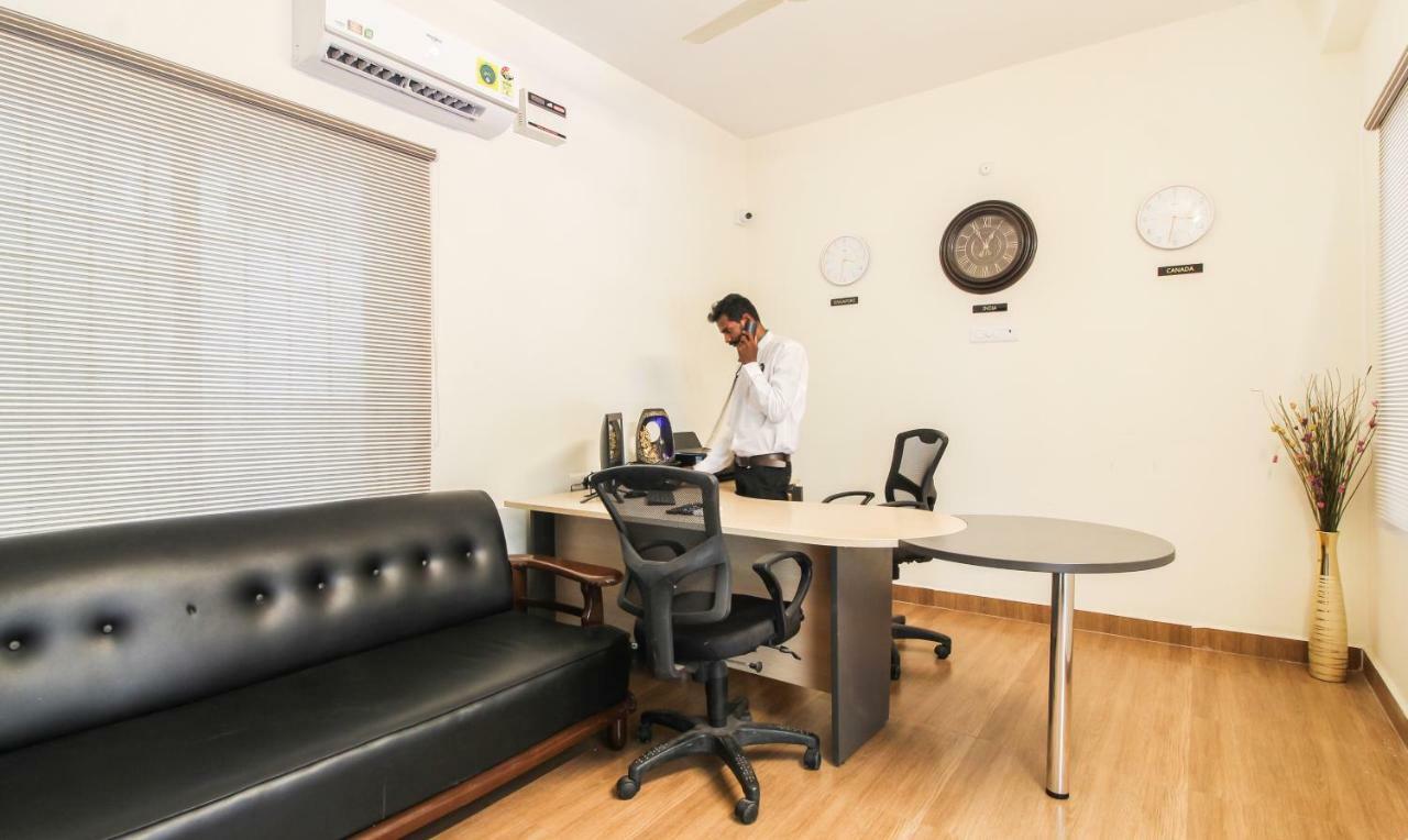Itsy Hotels Riyas Grand تيروباتي المظهر الخارجي الصورة
