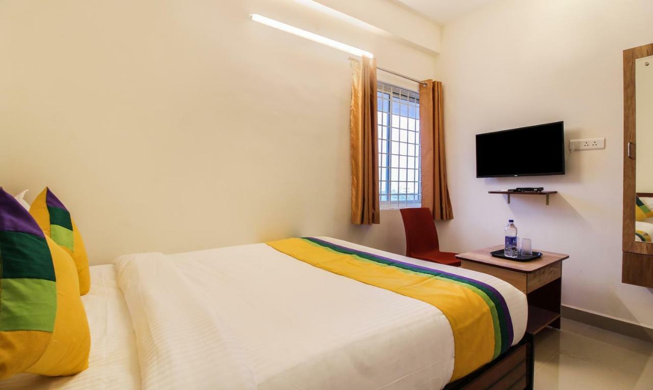 Itsy Hotels Riyas Grand تيروباتي المظهر الخارجي الصورة
