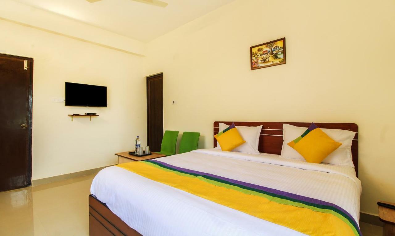 Itsy Hotels Riyas Grand تيروباتي المظهر الخارجي الصورة