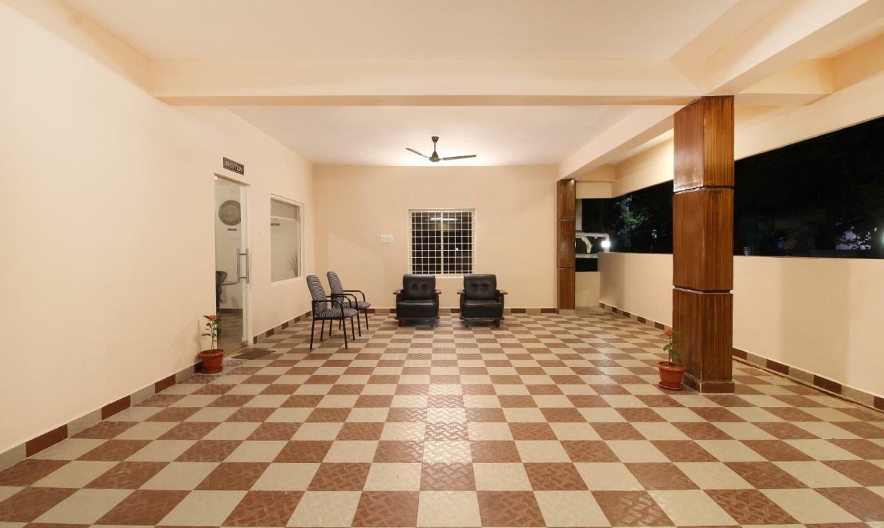 Itsy Hotels Riyas Grand تيروباتي المظهر الخارجي الصورة
