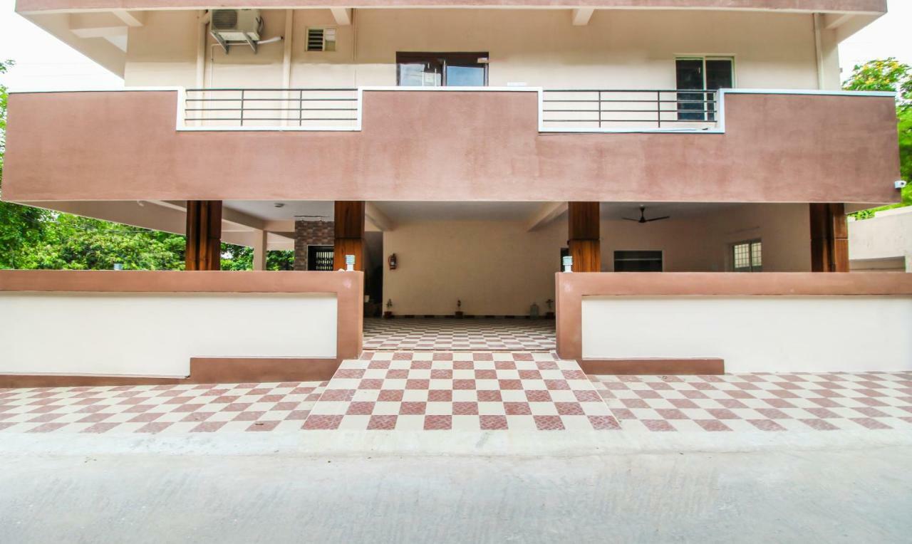 Itsy Hotels Riyas Grand تيروباتي المظهر الخارجي الصورة