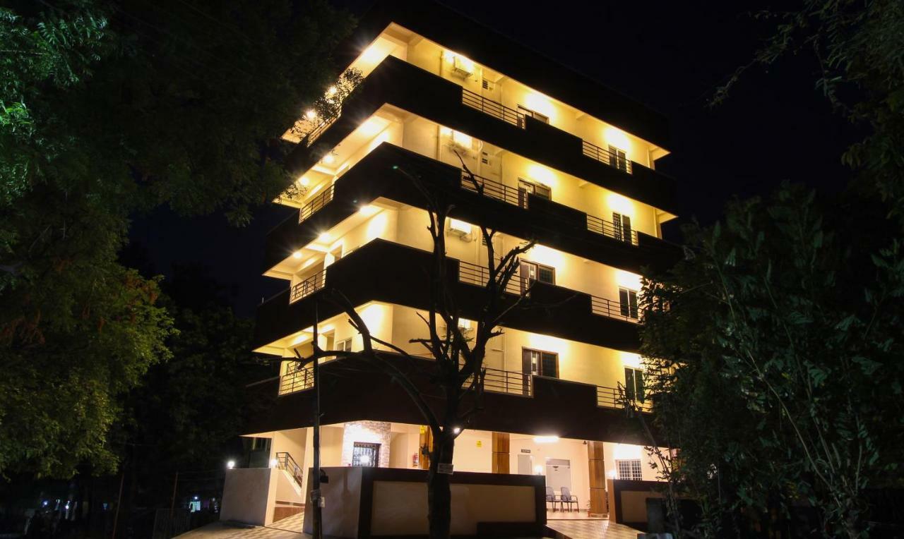 Itsy Hotels Riyas Grand تيروباتي المظهر الخارجي الصورة